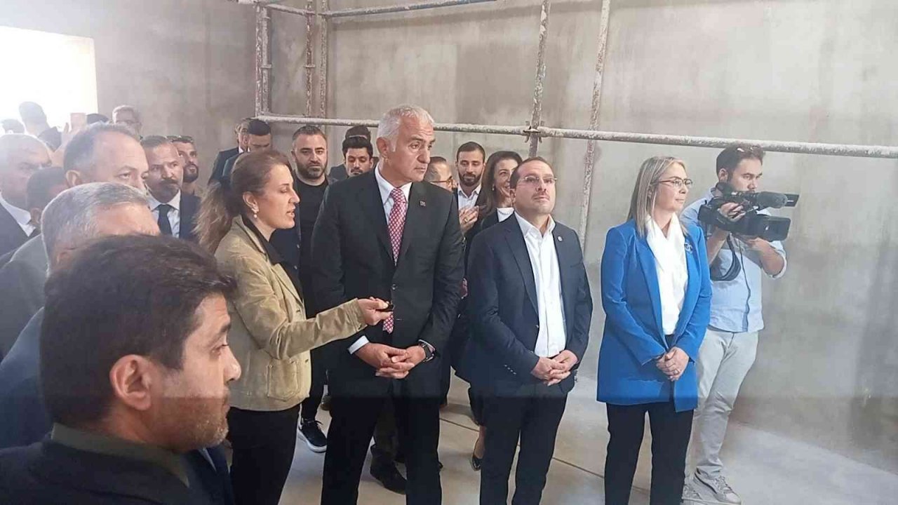 Bakan Ersoy, İzmir’de restorasyonu devam eden eski Tekel fabrikasında incelemelerde bulundu