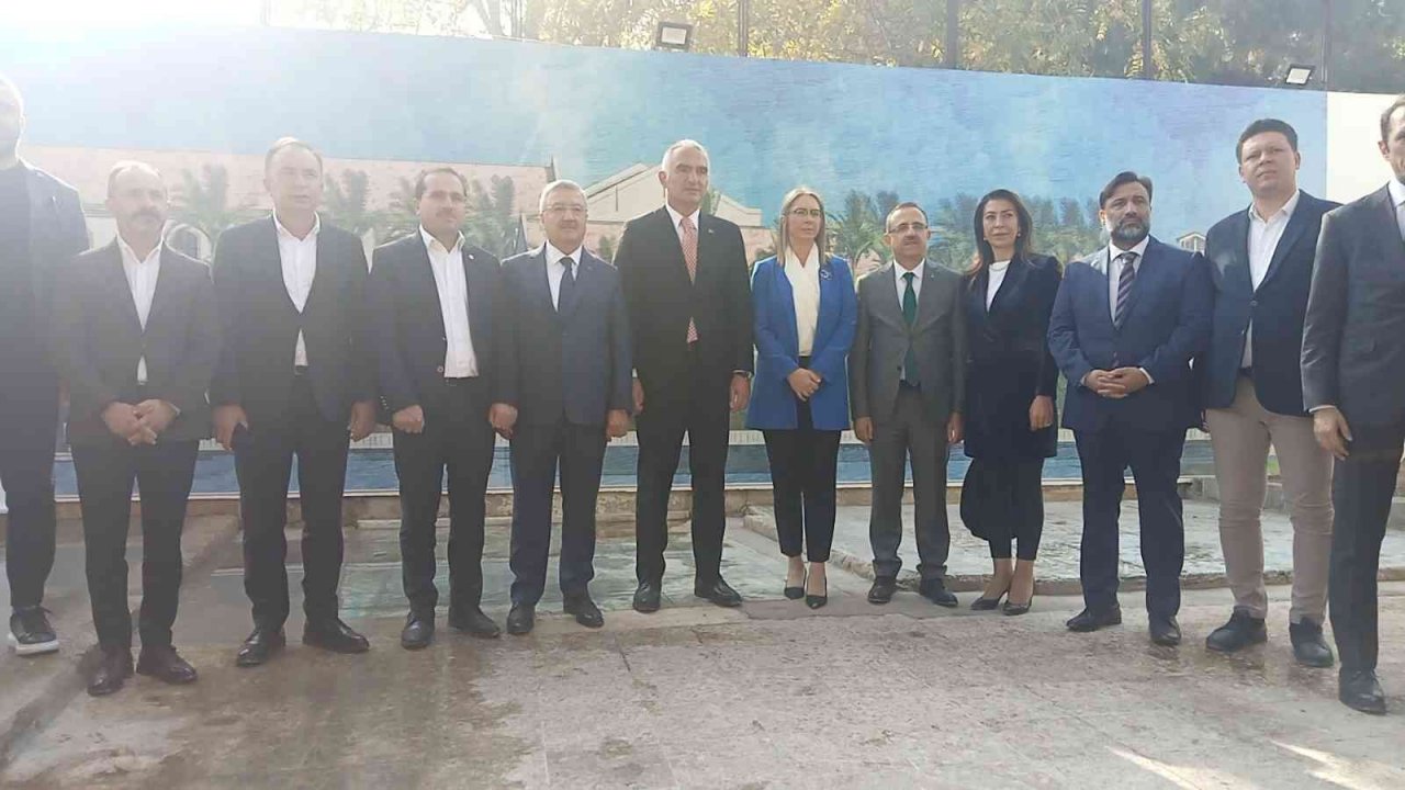 Bakan Ersoy, İzmir’de restorasyonu devam eden eski Tekel fabrikasında incelemelerde bulundu