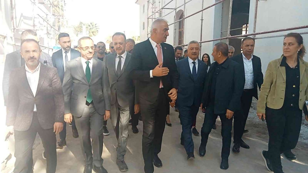 Bakan Ersoy, İzmir’de restorasyonu devam eden eski Tekel fabrikasında incelemelerde bulundu