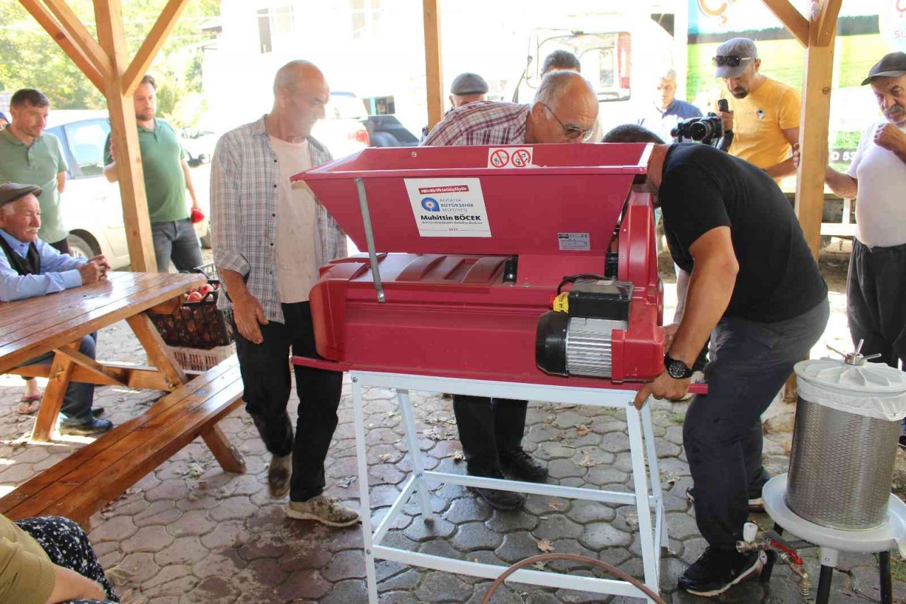 Büyükşehir makine hibeleriyle vatandaşın işini kolaylaştırıyor