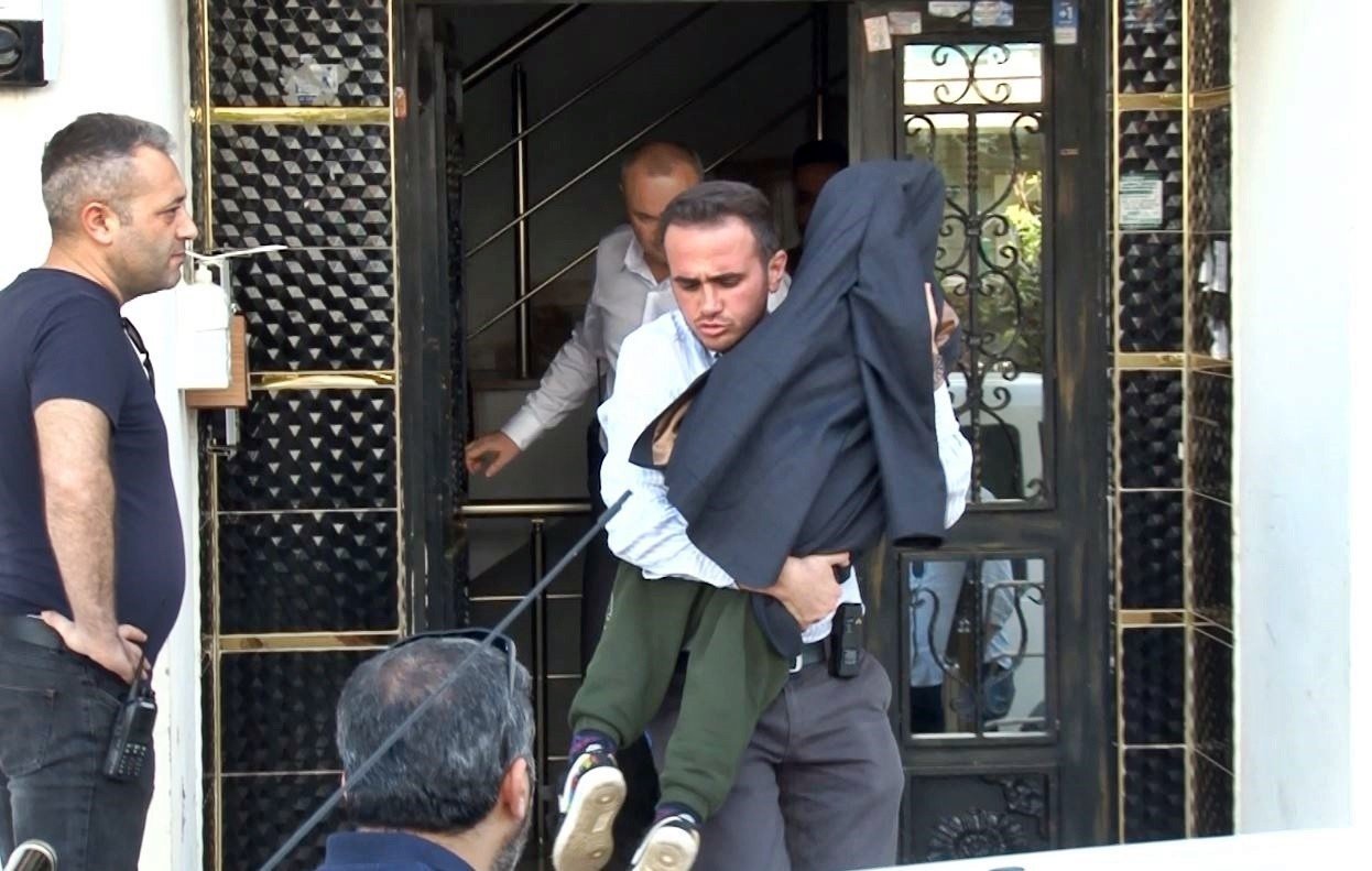 Velayeti annesinde olan 5 yaşındaki oğlunu zorla alıkoydu, 2,5 saatlik çalışmayla ikna edildi