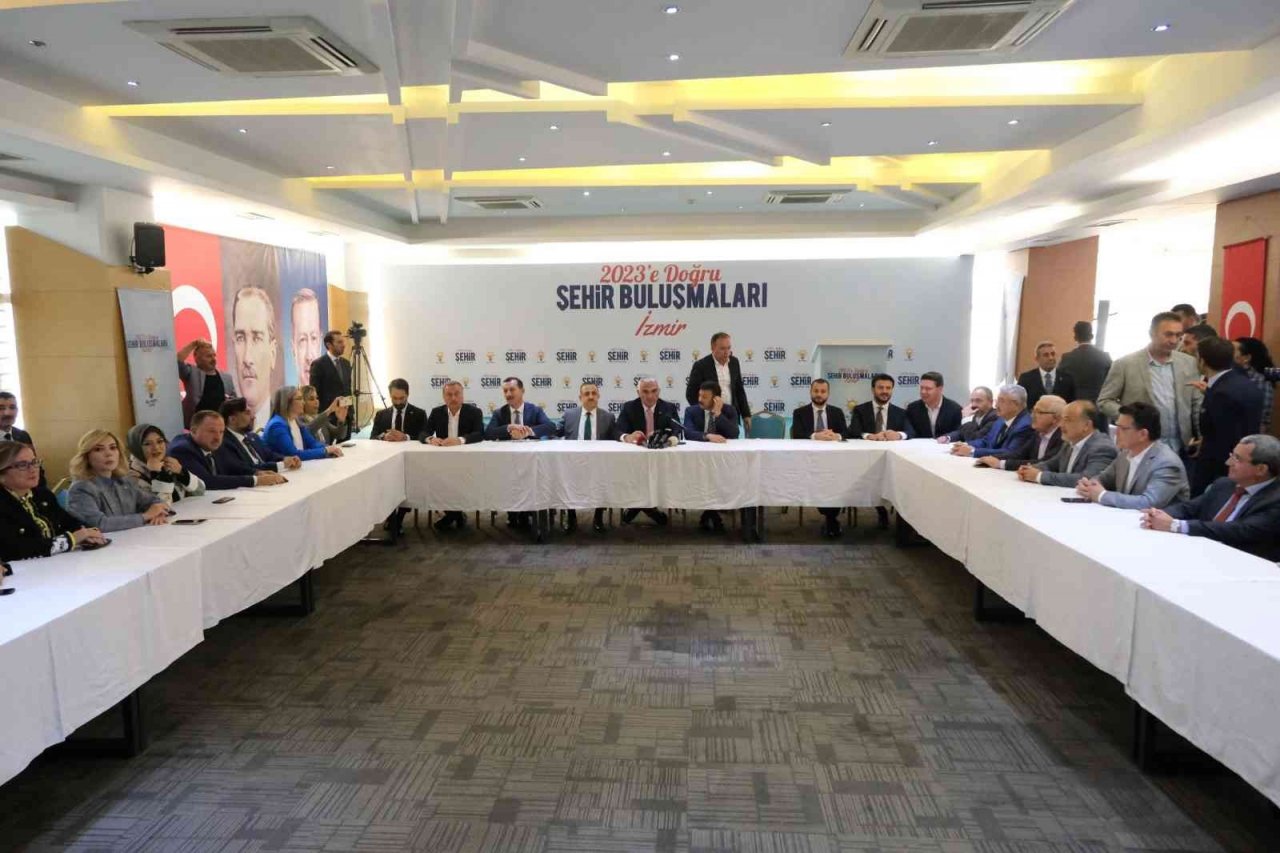 Bakan Ersoy, İzmir’de restorasyonu devam eden eski Tekel fabrikasında incelemelerde bulundu
