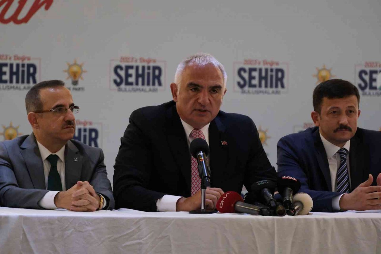 Bakan Ersoy, İzmir’de restorasyonu devam eden eski Tekel fabrikasında incelemelerde bulundu