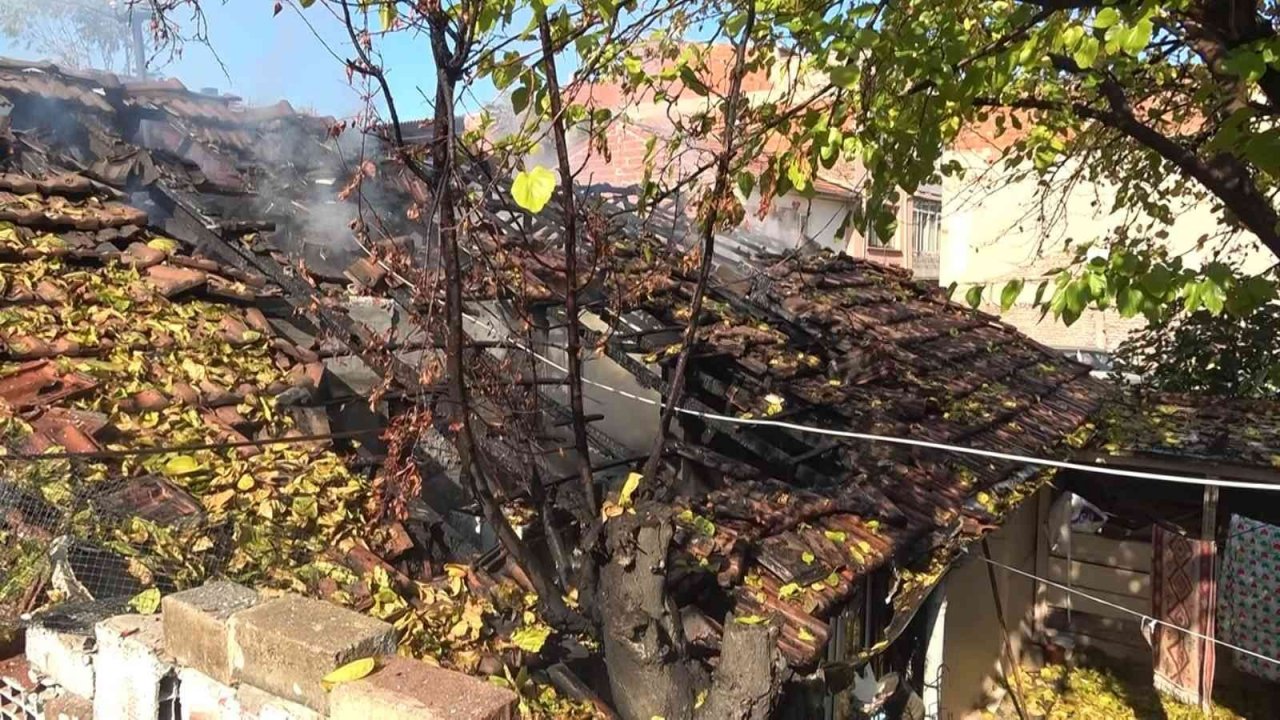 Bursa’da tek katlı ev alev alev yandı