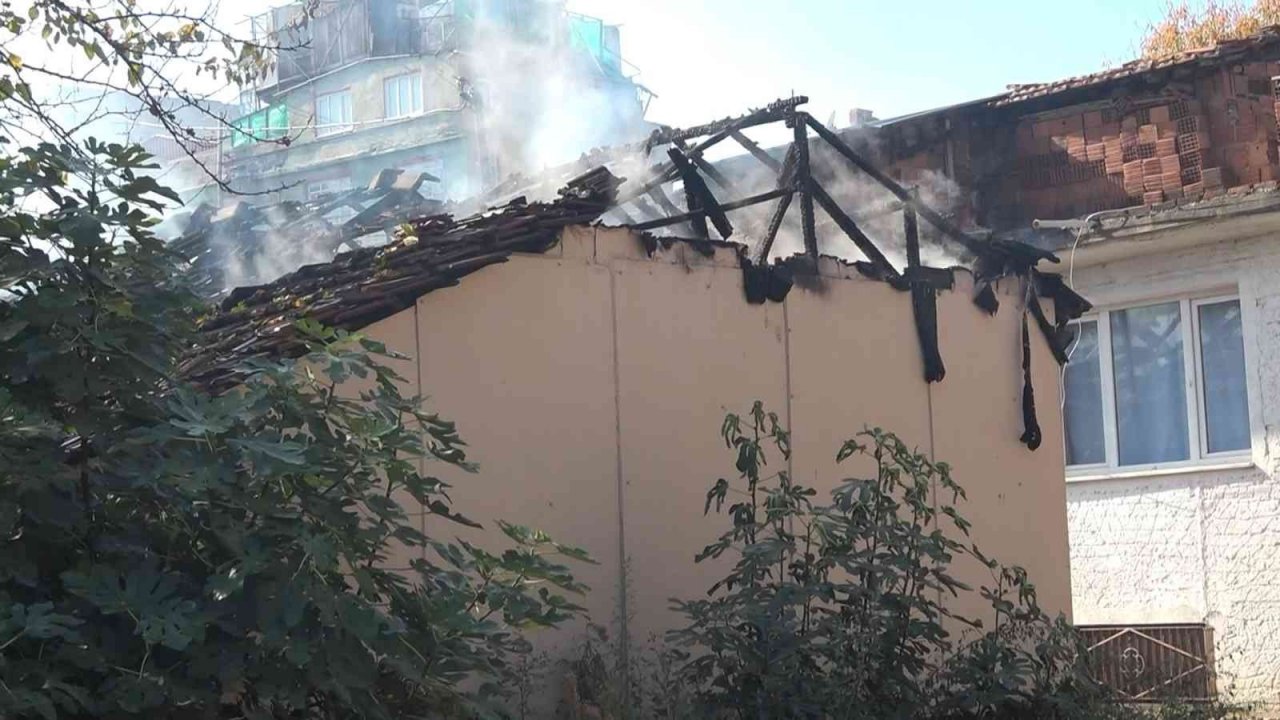 Bursa’da tek katlı ev alev alev yandı