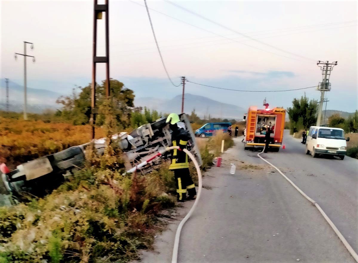 Kontrolden çıkan dolu yakıt tankeri tarlaya devrildi: 1 yaralı