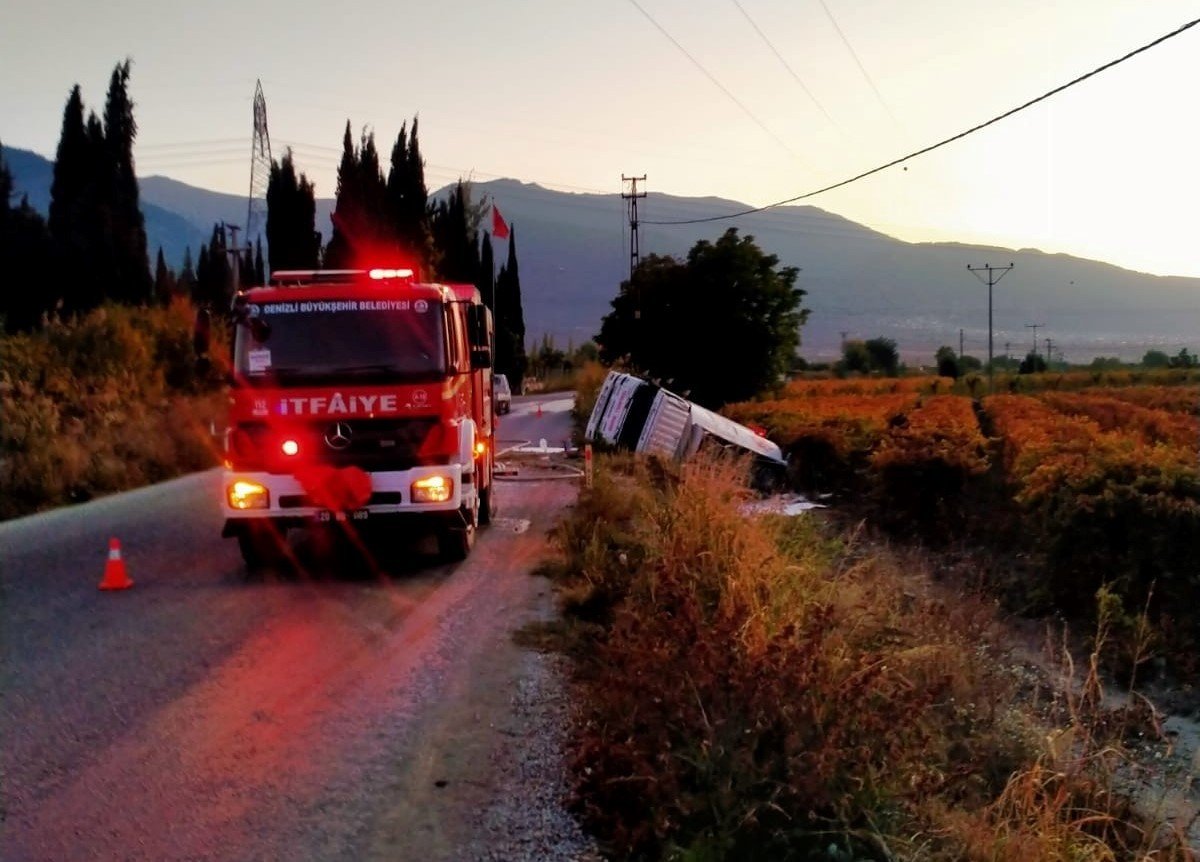 Kontrolden çıkan dolu yakıt tankeri tarlaya devrildi: 1 yaralı