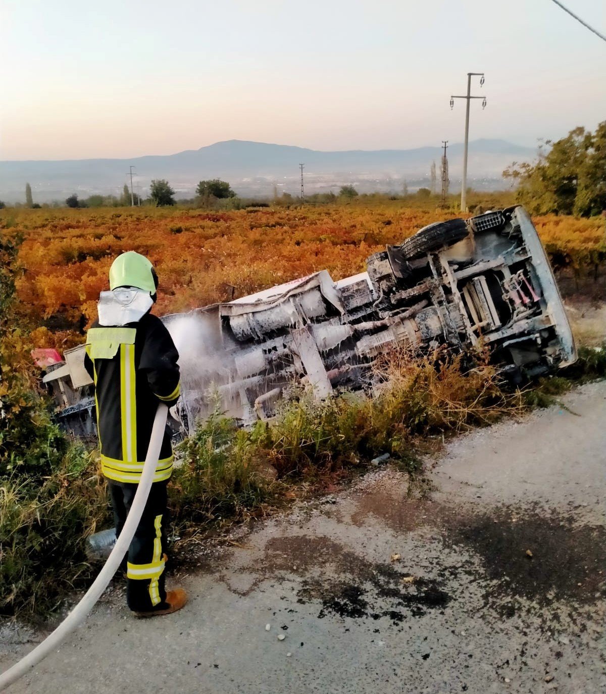 Kontrolden çıkan dolu yakıt tankeri tarlaya devrildi: 1 yaralı