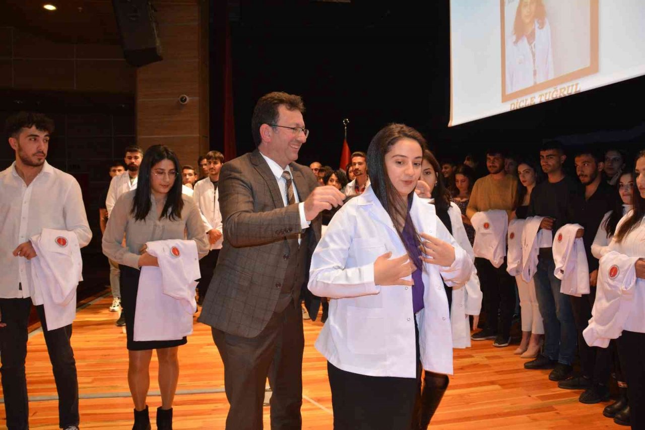 Dicle’de veteriner adayları beyaza büründü