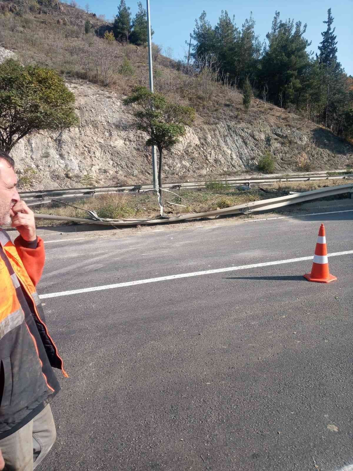 Direksiyonu kitlenen sebze yüklü kamyon şarampole uçtu