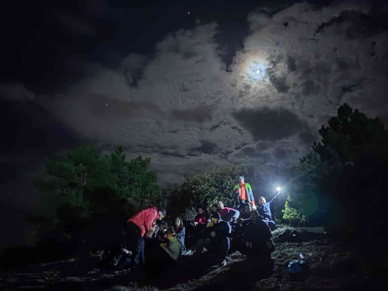 Gece yürüyüşçüleri 11 kilometre mesafe yürüdü