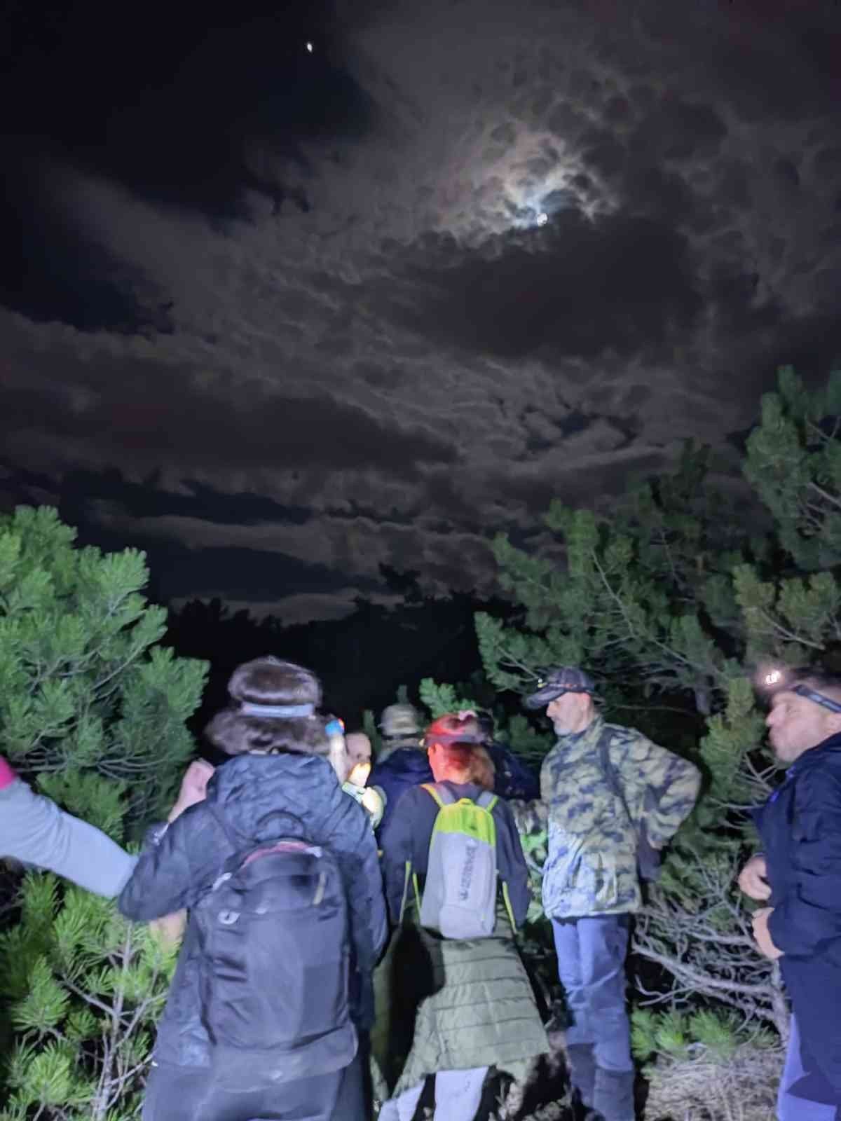 Gece yürüyüşçüleri 11 kilometre mesafe yürüdü