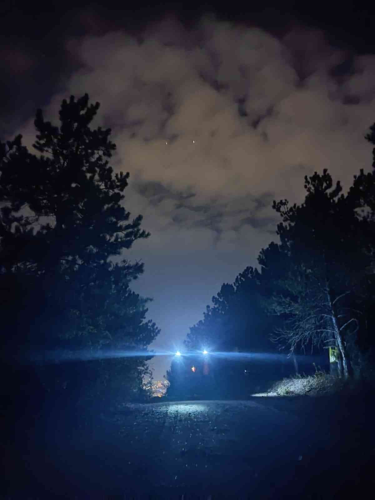 Gece yürüyüşçüleri 11 kilometre mesafe yürüdü