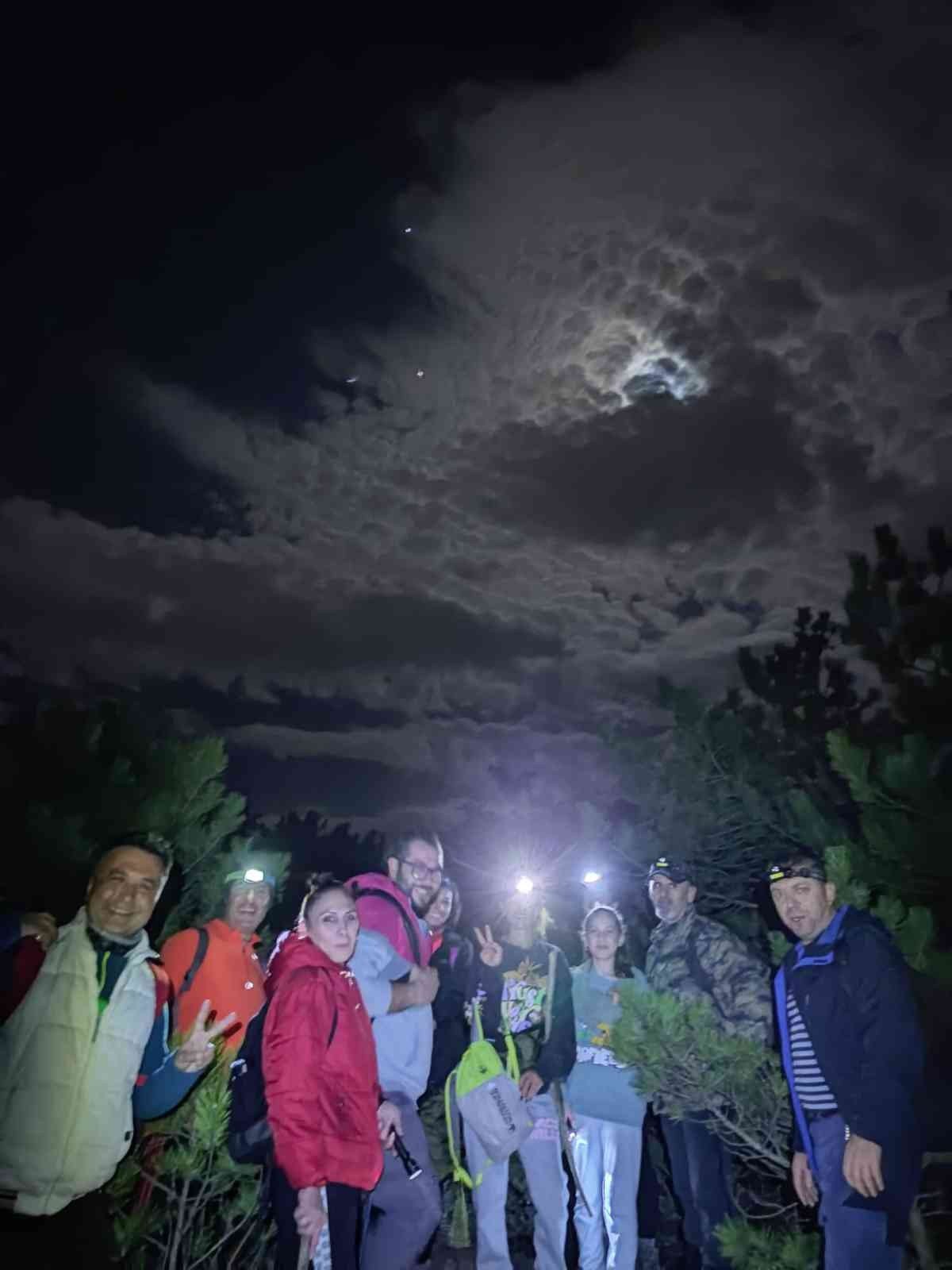 Gece yürüyüşçüleri 11 kilometre mesafe yürüdü