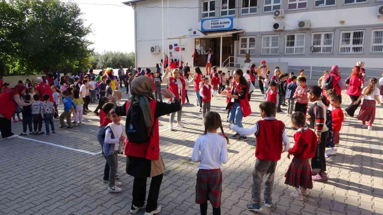 Okul duvarlarına resim nakşedip eğlendiler