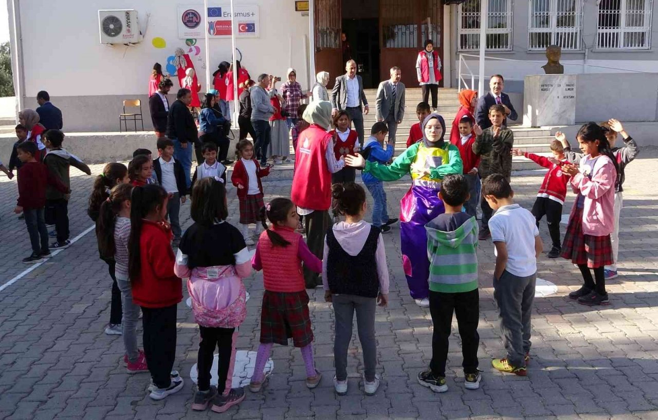 Okul duvarlarına resim nakşedip eğlendiler