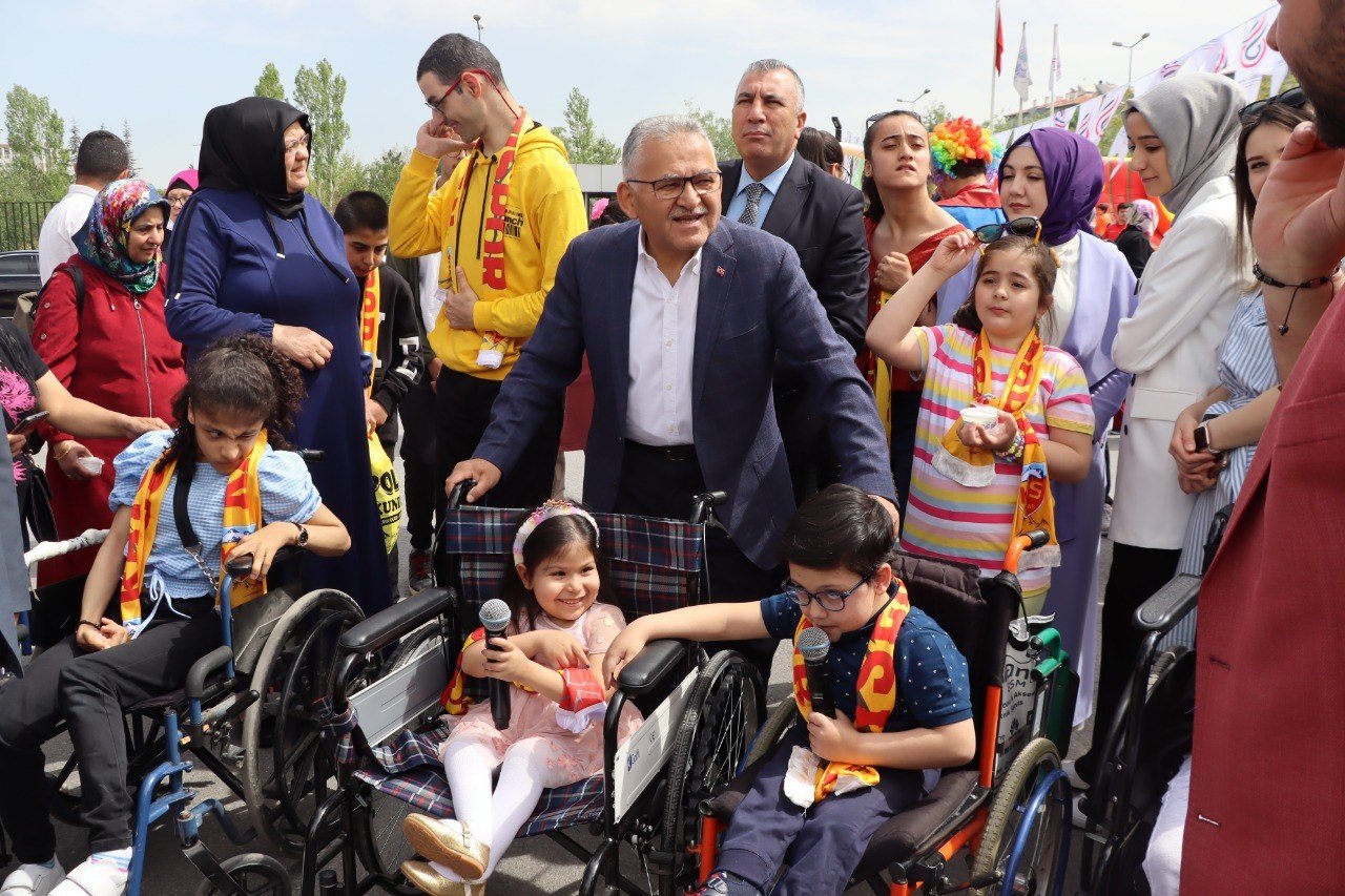 Başkan Büyükkılıç: “Türkiye’ye örnek olan Engelsiz Yaşam Merkezi’mizde 290 öğrenci ile yüzler gülüyor”