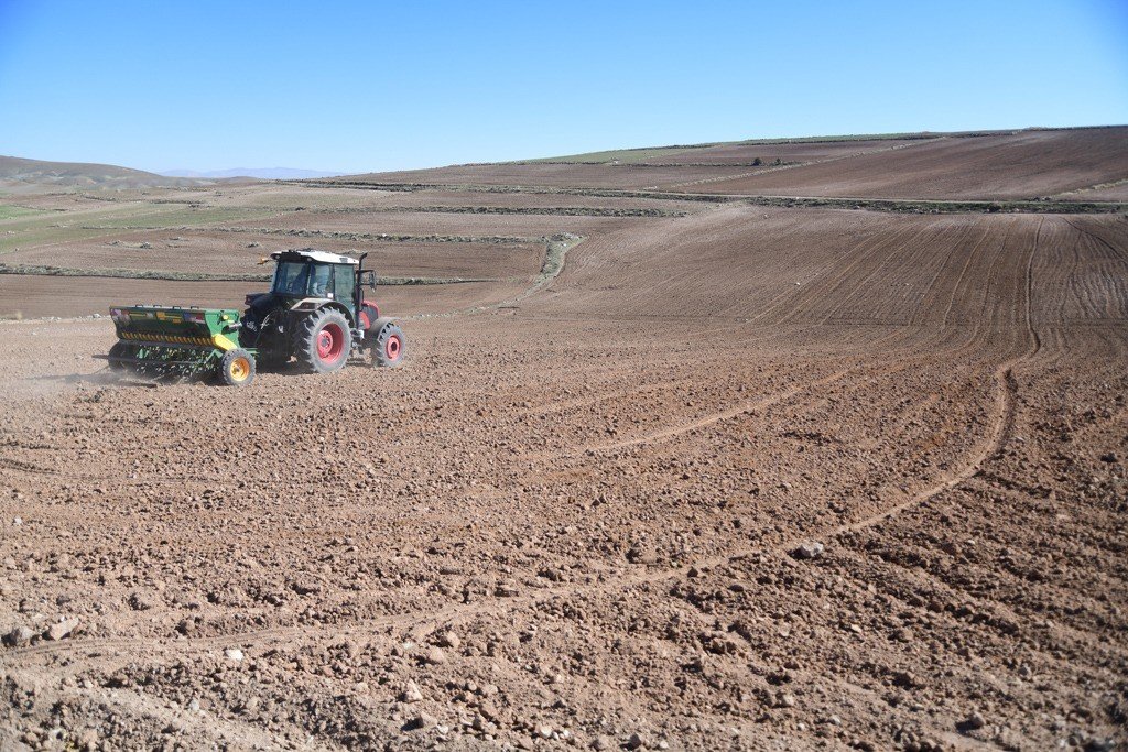 Sertifikalı tohumlar toprakla buluştu