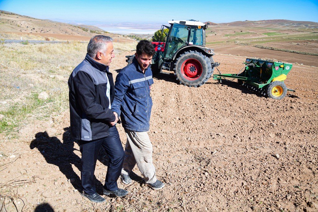 Sertifikalı tohumlar toprakla buluştu