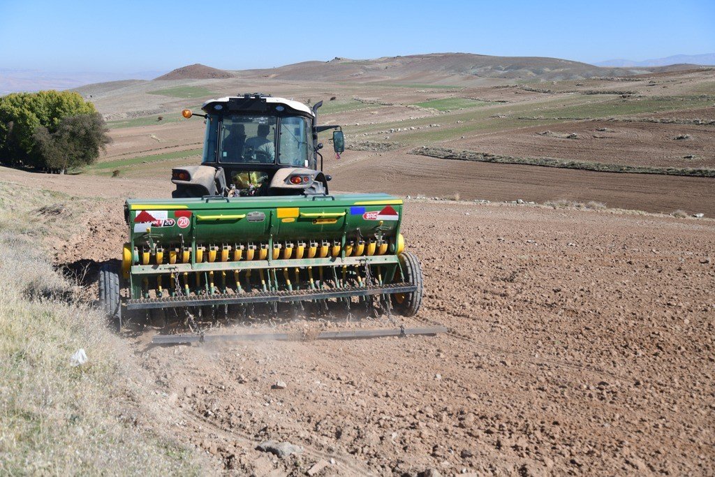 Sertifikalı tohumlar toprakla buluştu