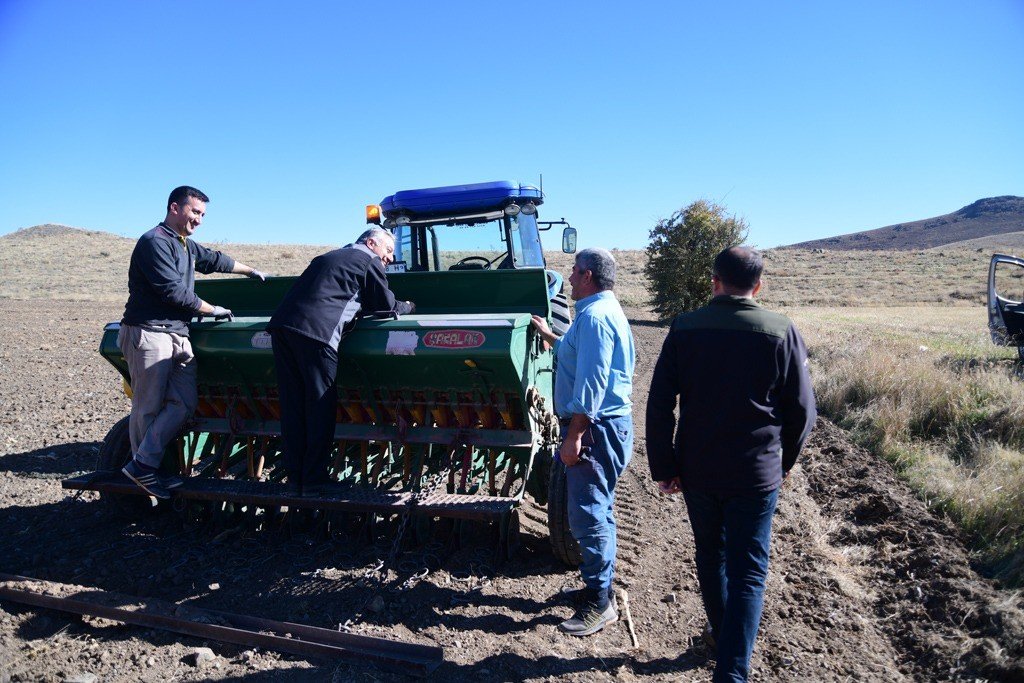 Sertifikalı tohumlar toprakla buluştu