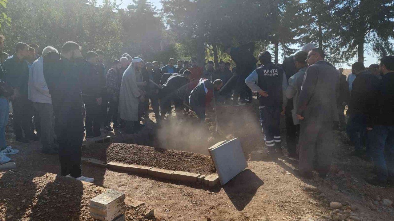 Yarı çıplak halde ölü bulunan çocuğun kimliği belli oldu