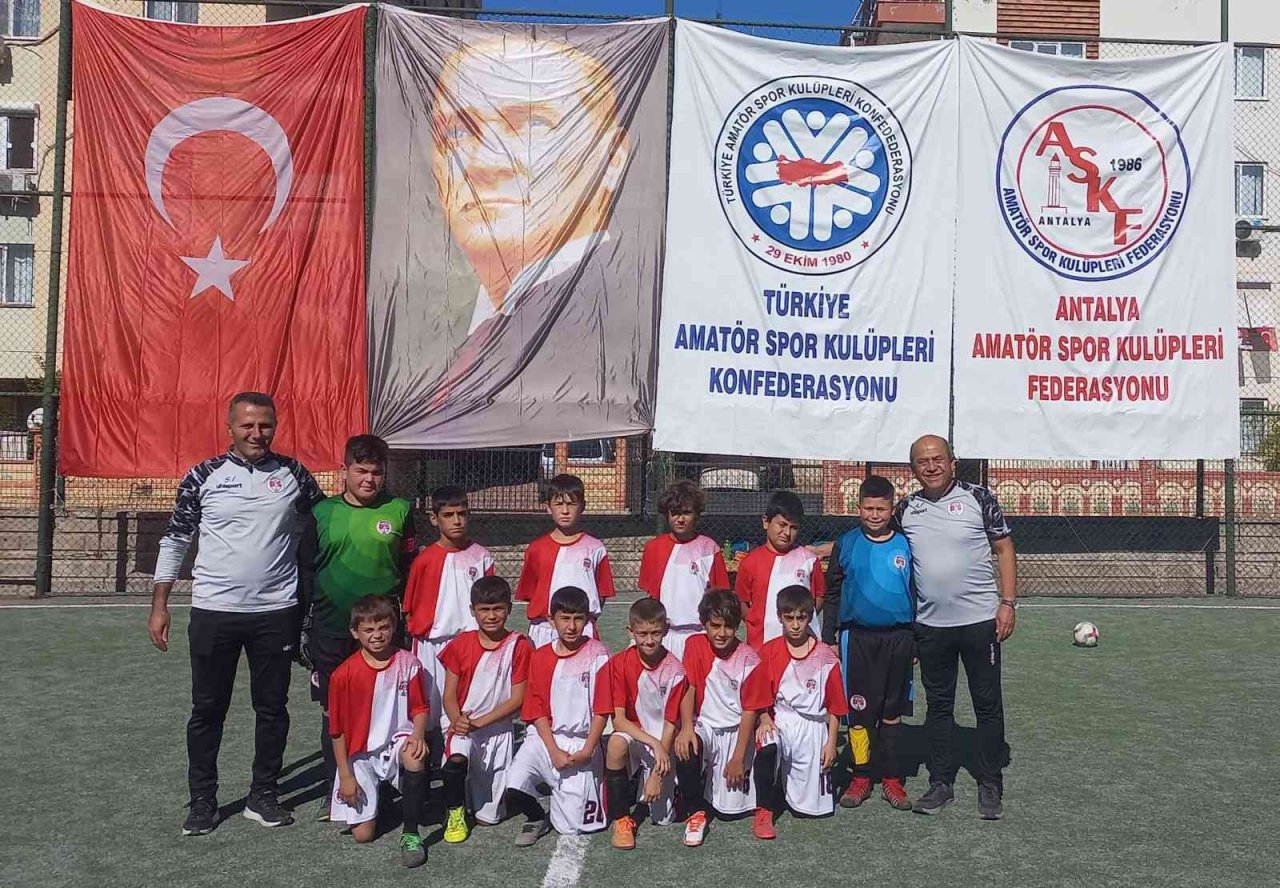 Döşemealtı Belediyesi futbol okulu 20 minik sporcuya lisans çıkarttı
