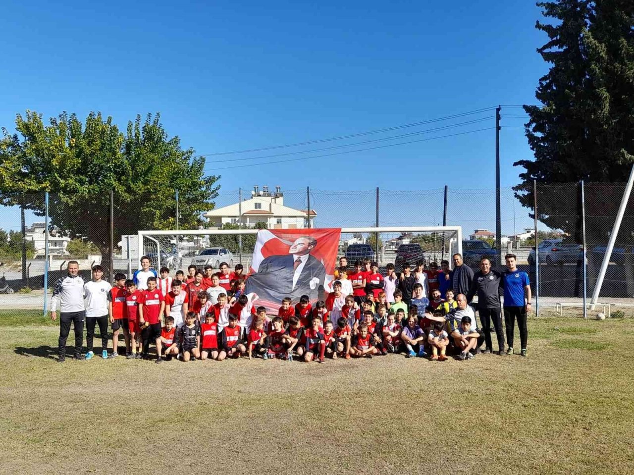 Döşemealtı Belediyesi futbol okulu 20 minik sporcuya lisans çıkarttı