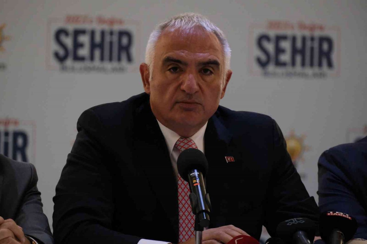 Bakan Ersoy, İzmir’de restorasyonu devam eden eski Tekel fabrikasında incelemelerde bulundu