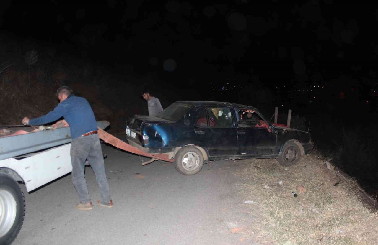 Uçuruma yuvarlanıp ters dönen araçtan yaralı kurtuldular