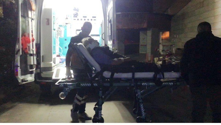 Uçuruma yuvarlanıp ters dönen araçtan yaralı kurtuldular