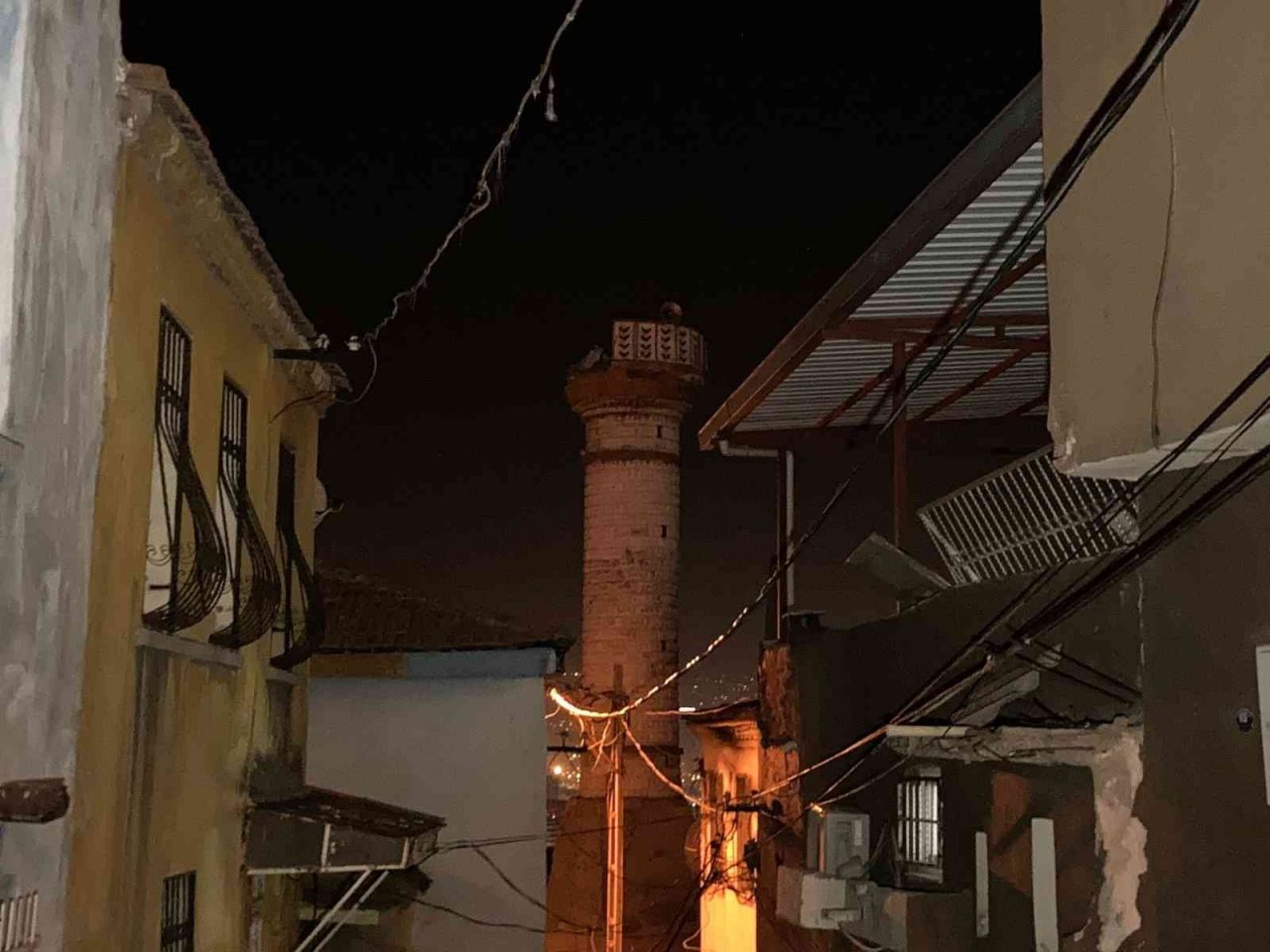 İzmir’deki depremde bir caminin minaresi yıkıldı