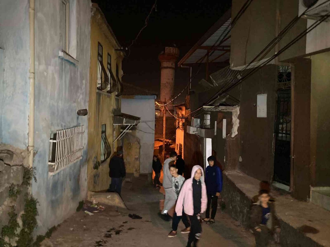 İzmir’deki depremde bir caminin minaresi yıkıldı