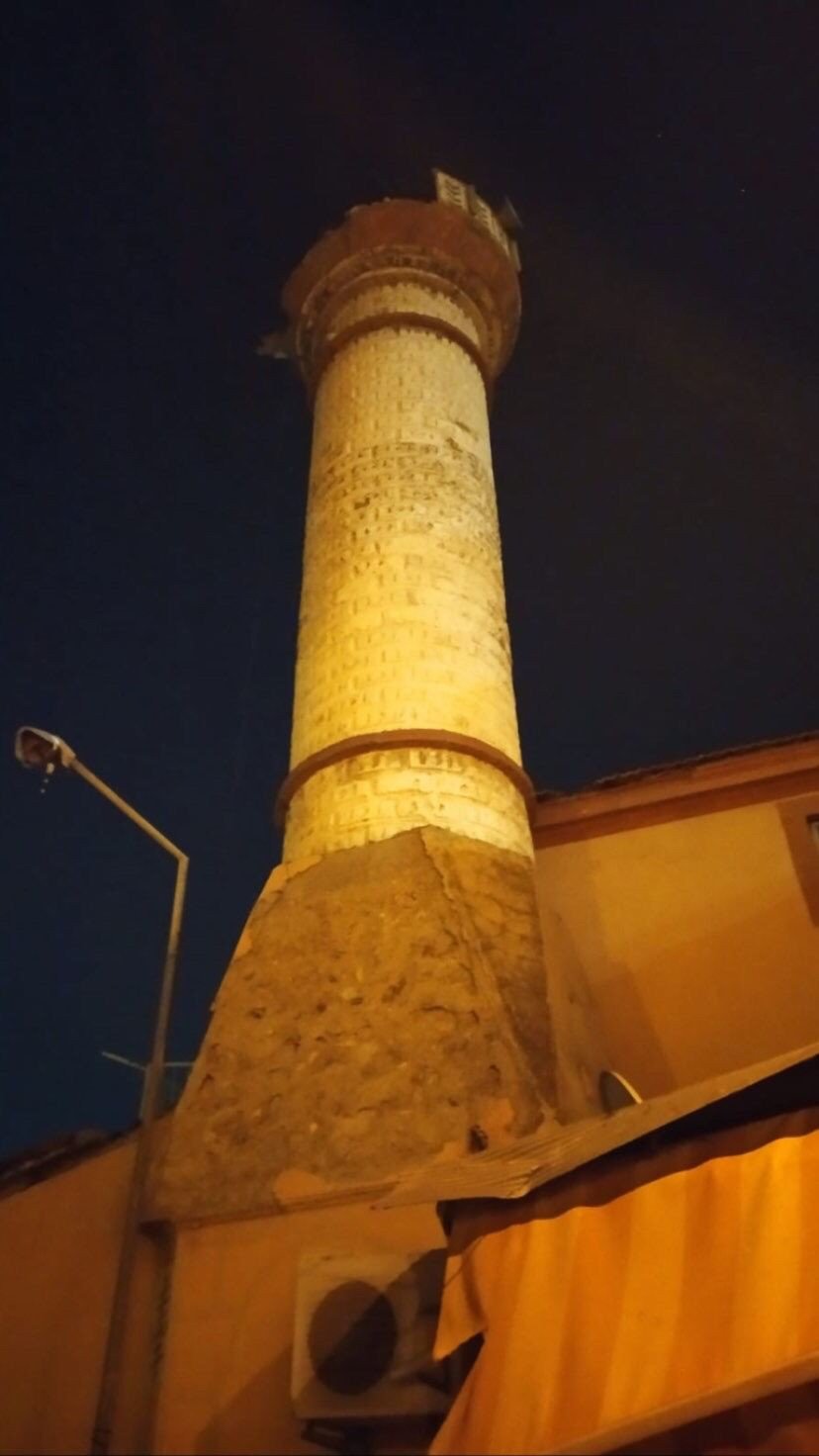 İzmir’deki depremde bir caminin minaresi yıkıldı