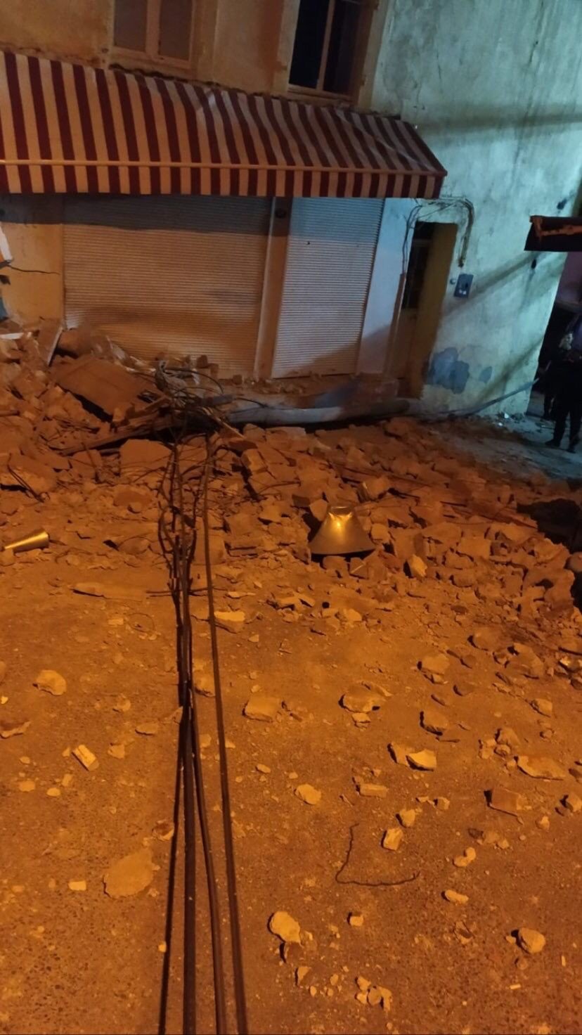 İzmir’deki depremde bir caminin minaresi yıkıldı