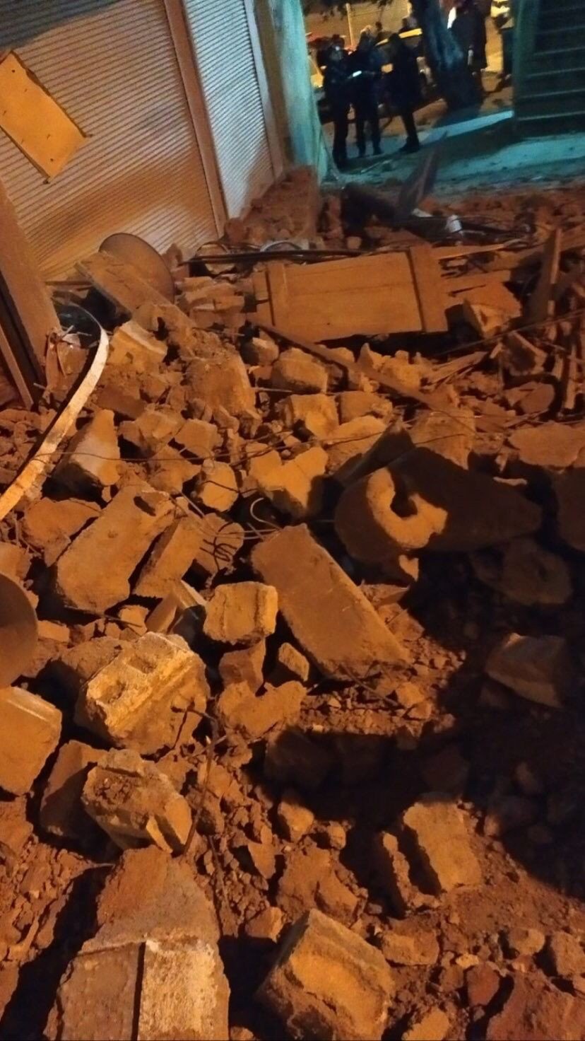İzmir’deki depremde bir caminin minaresi yıkıldı