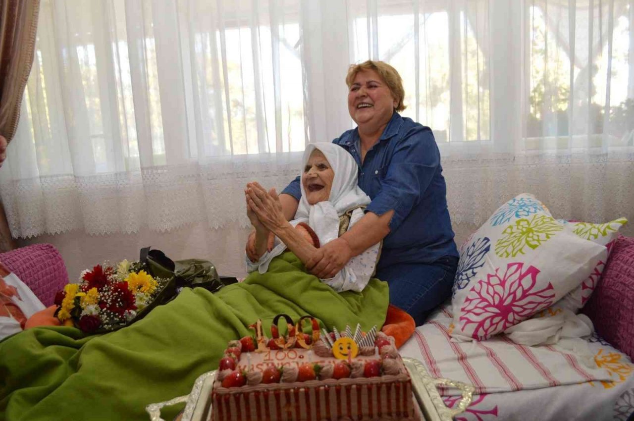 100’üncü yaş gününü evde sağlıkçılar ile kutladı