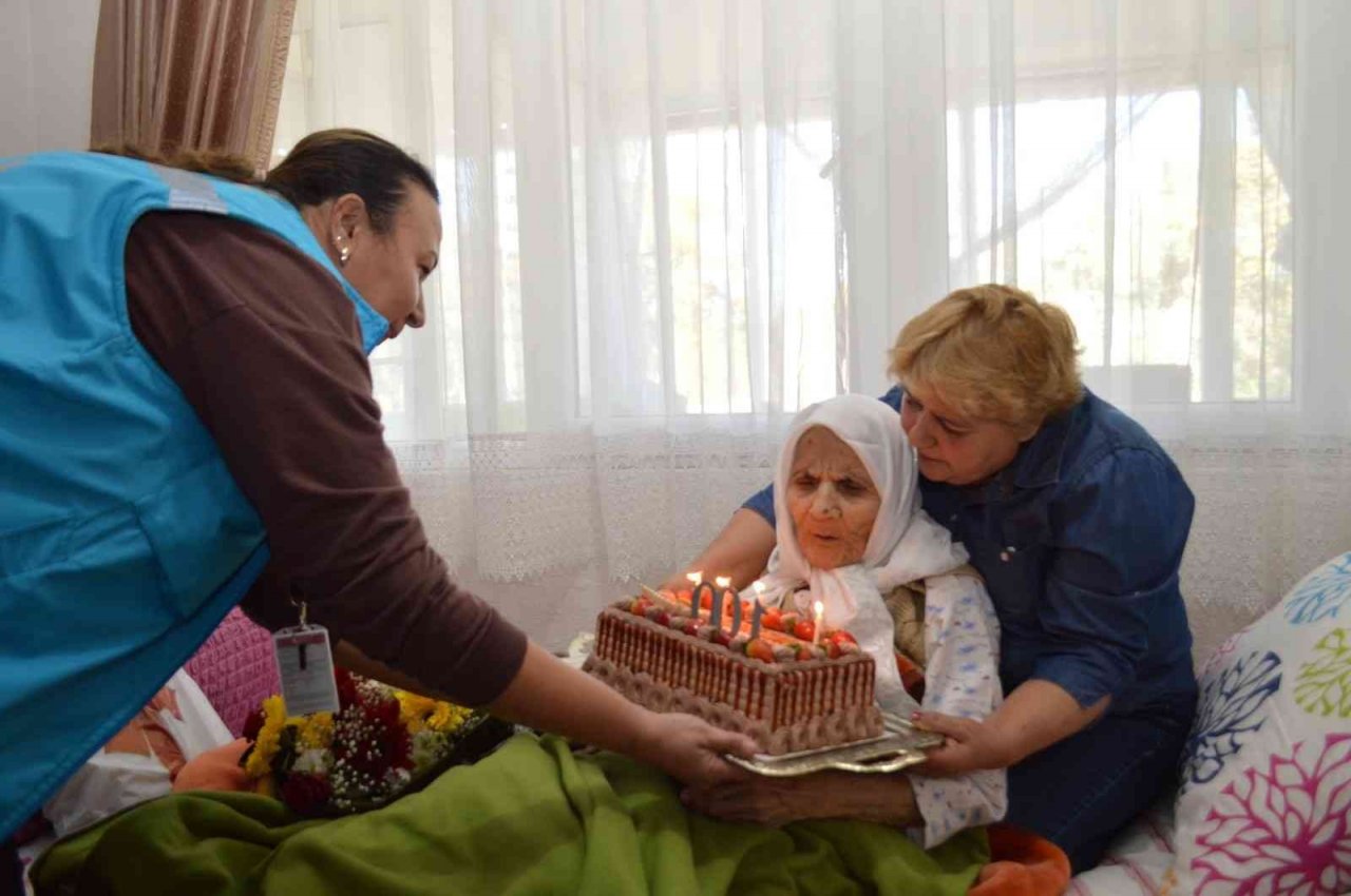 100’üncü yaş gününü evde sağlıkçılar ile kutladı