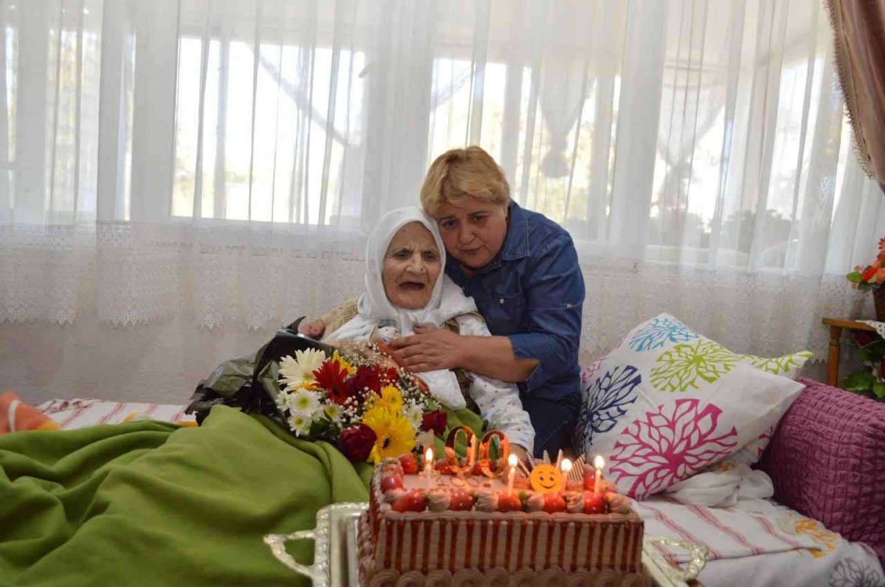 100’üncü yaş gününü evde sağlıkçılar ile kutladı