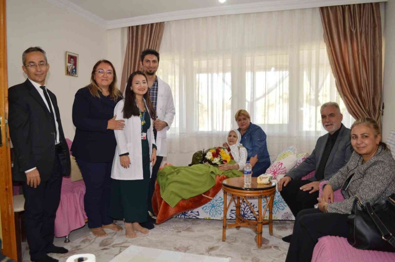 100’üncü yaş gününü evde sağlıkçılar ile kutladı