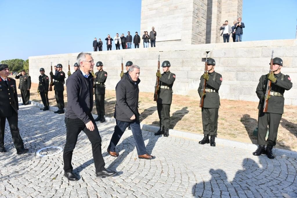 NATO Genel Sekreteri Stoltenberg, Şehitler Abidesi’ni ziyaret ederek karanfil bıraktı
