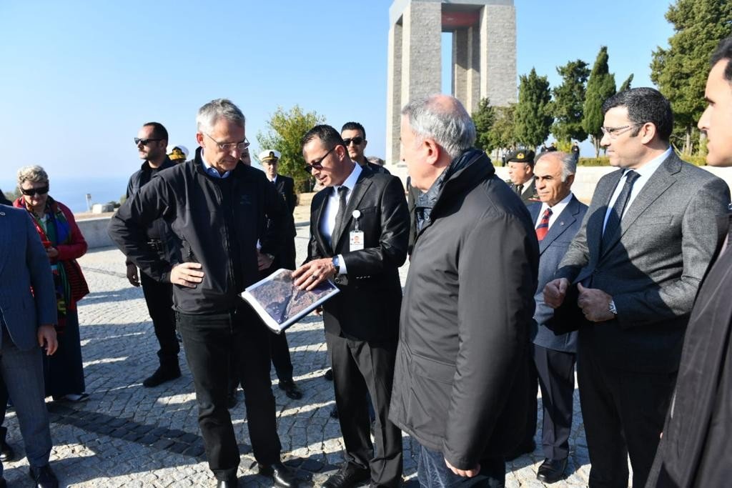 NATO Genel Sekreteri Stoltenberg, Şehitler Abidesi’ni ziyaret ederek karanfil bıraktı