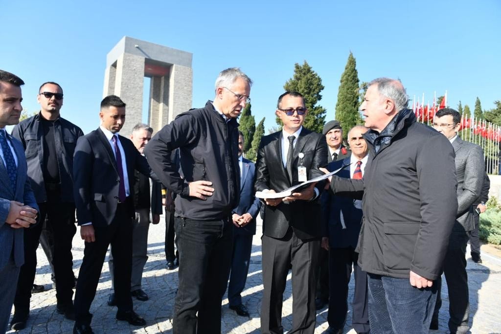 NATO Genel Sekreteri Stoltenberg, Şehitler Abidesi’ni ziyaret ederek karanfil bıraktı