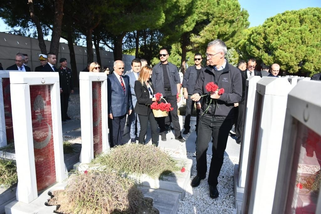 NATO Genel Sekreteri Stoltenberg, Şehitler Abidesi’ni ziyaret ederek karanfil bıraktı