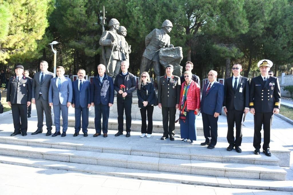 NATO Genel Sekreteri Stoltenberg, Şehitler Abidesi’ni ziyaret ederek karanfil bıraktı