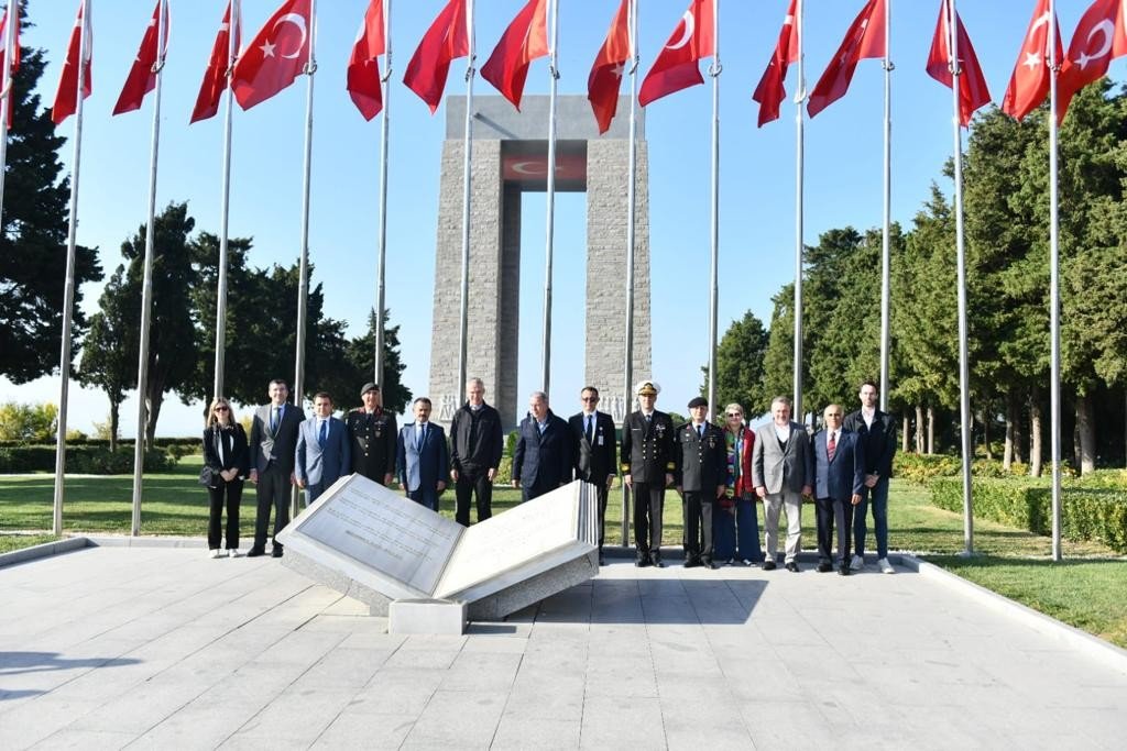 NATO Genel Sekreteri Stoltenberg, Şehitler Abidesi’ni ziyaret ederek karanfil bıraktı
