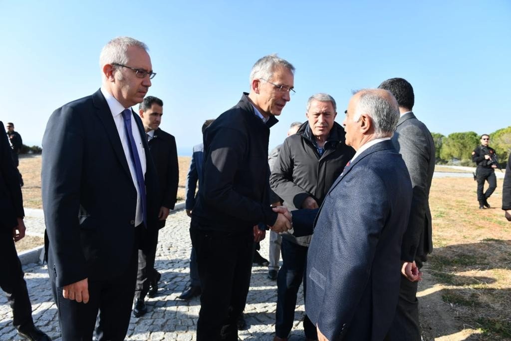 NATO Genel Sekreteri Stoltenberg, Şehitler Abidesi’ni ziyaret ederek karanfil bıraktı