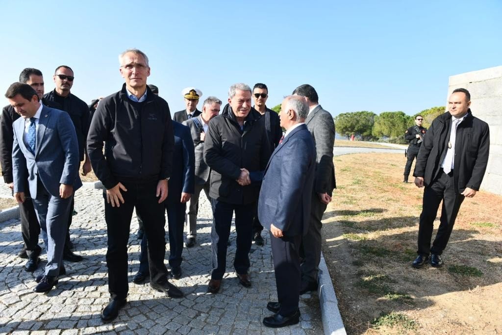 NATO Genel Sekreteri Stoltenberg, Şehitler Abidesi’ni ziyaret ederek karanfil bıraktı