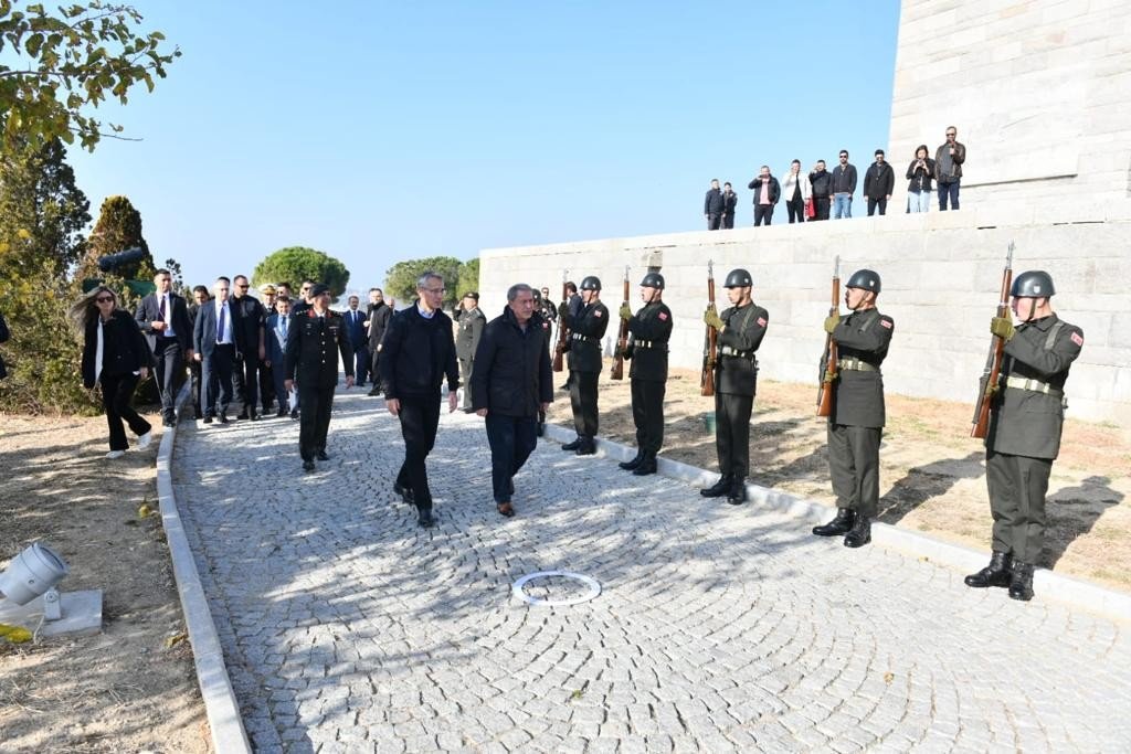 NATO Genel Sekreteri Stoltenberg, Şehitler Abidesi’ni ziyaret ederek karanfil bıraktı