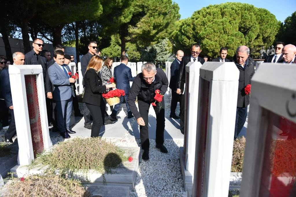 NATO Genel Sekreteri Stoltenberg, Şehitler Abidesi’ni ziyaret ederek karanfil bıraktı